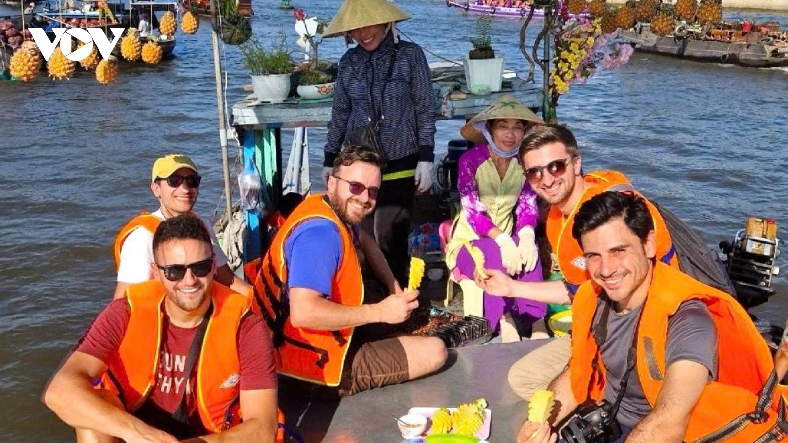 Vietnam surpasses pre-COVID tourism peak after 11 months